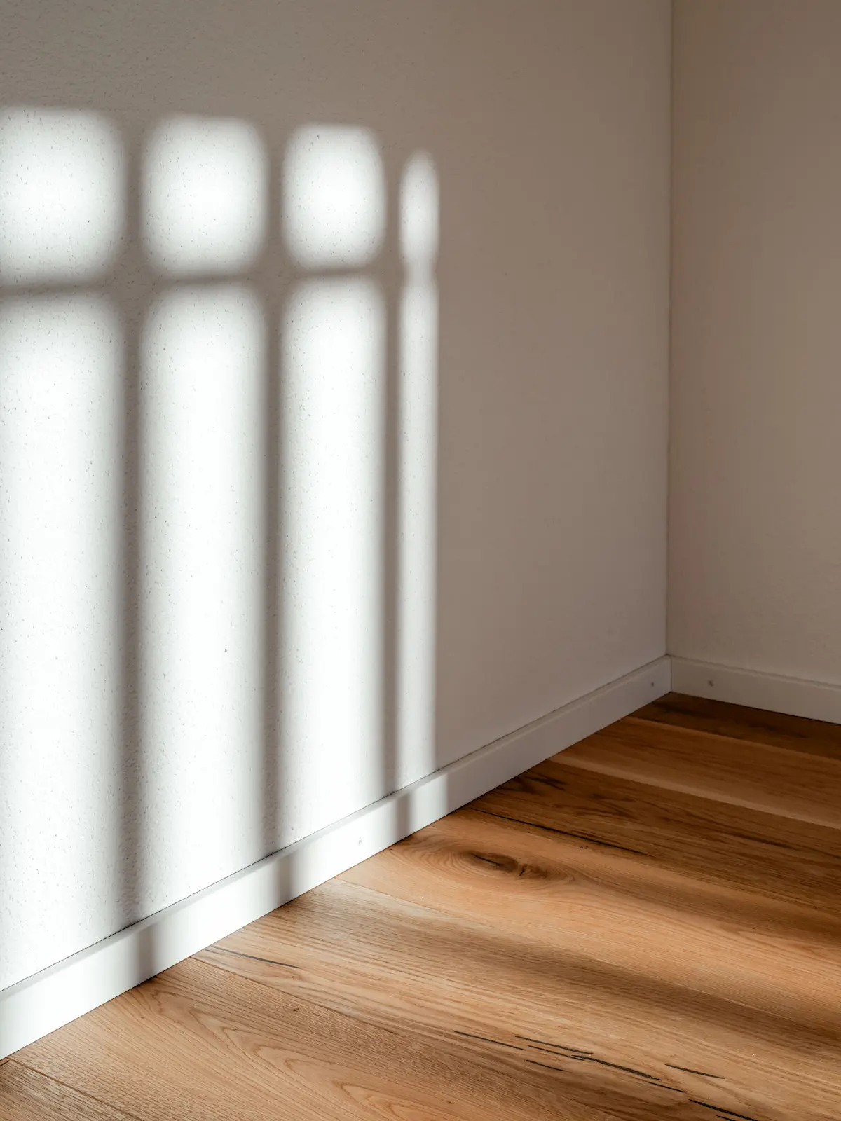 Detailaufnahme eines Holzbodens mit Sockelleiste in den Mehrfamilienhäusern Obstgarten in Würenlingen