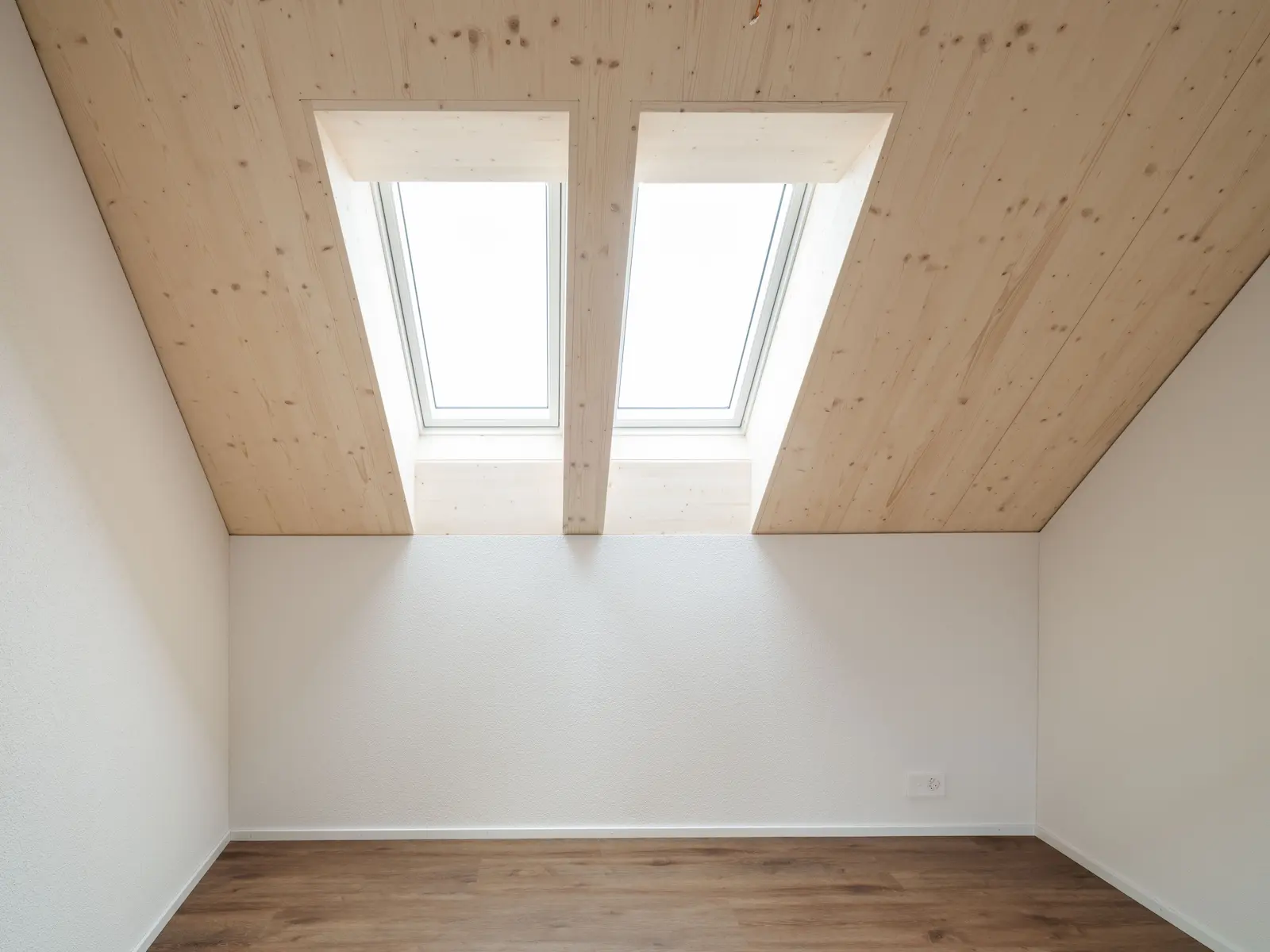VELUX-Dachfenster in Holzdecke der Mehrfamilienhäuser Obstgarten in Würenlingen mit natürlichem Lichteinfall