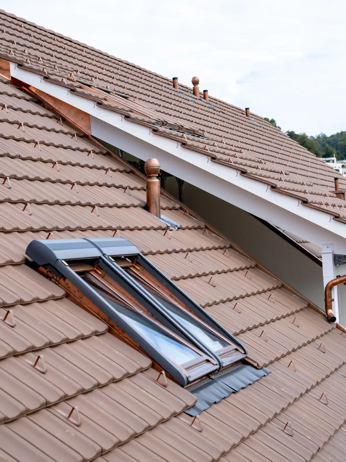 Aussenansicht der VELUX-Dachfenster mit montierten Aussenrollladen auf dem Ziegeldach in Würenlingen