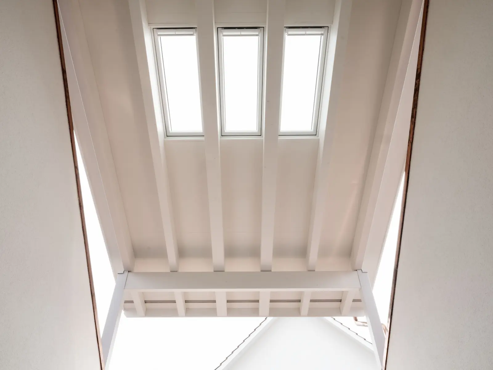 Dreifach angeordnete VELUX-Dachfenster in Holzdecke der Mehrfamilienhäuser Obstgarten in Würenlingen