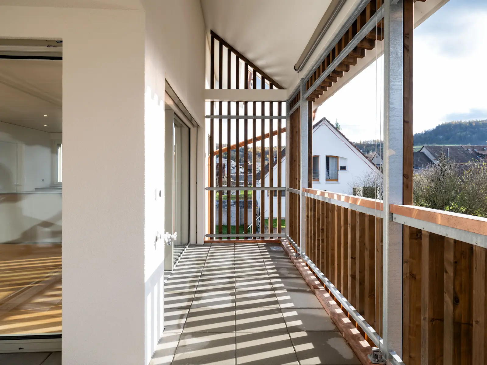 Balkonfassade der Mehrfamilienhäuser Obstgarten in Würenlingen mit Holz- und Metallverkleidung
