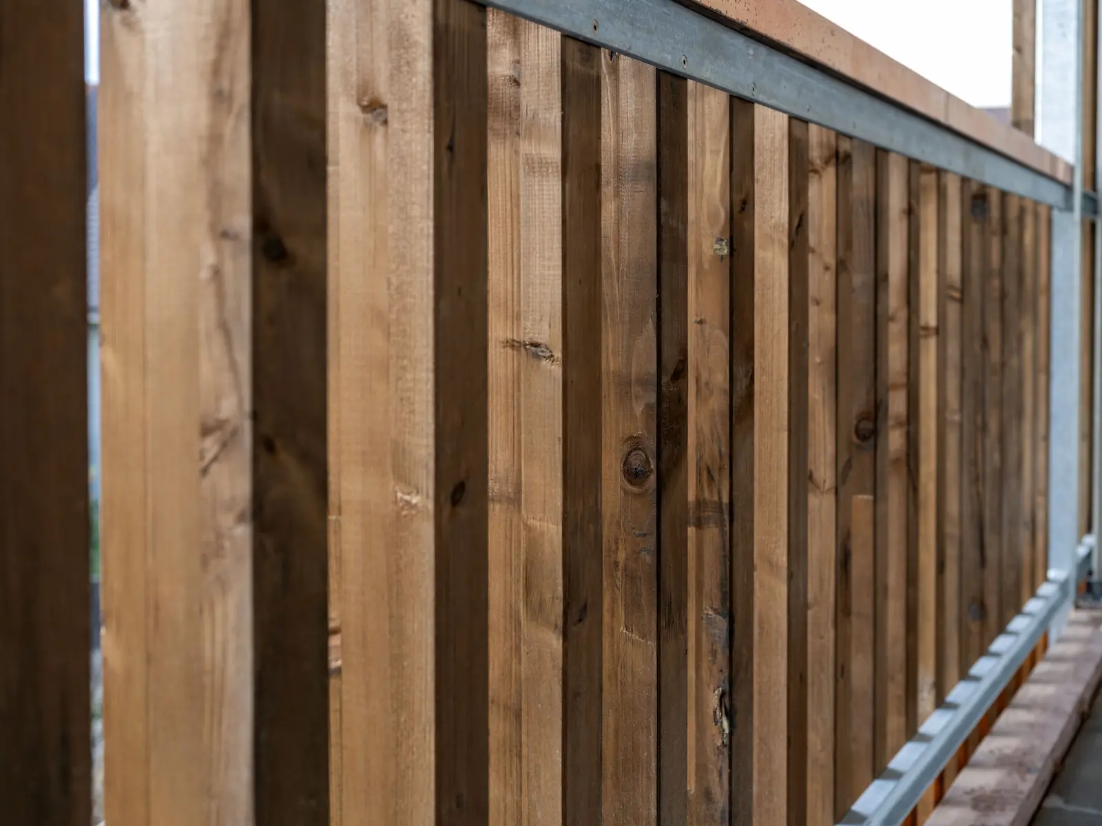 Holzfassade der Mehrfamilienhäuser Obstgarten in Würenlingen mit vertikaler Lisenenverkleidung