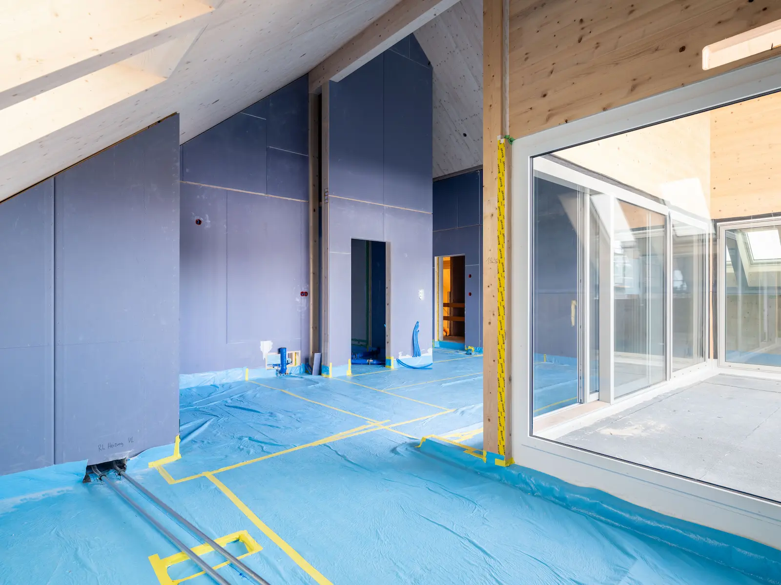 Montage der vorgefertigten CLT-Bauelemente auf der Baustelle in Würenlingen