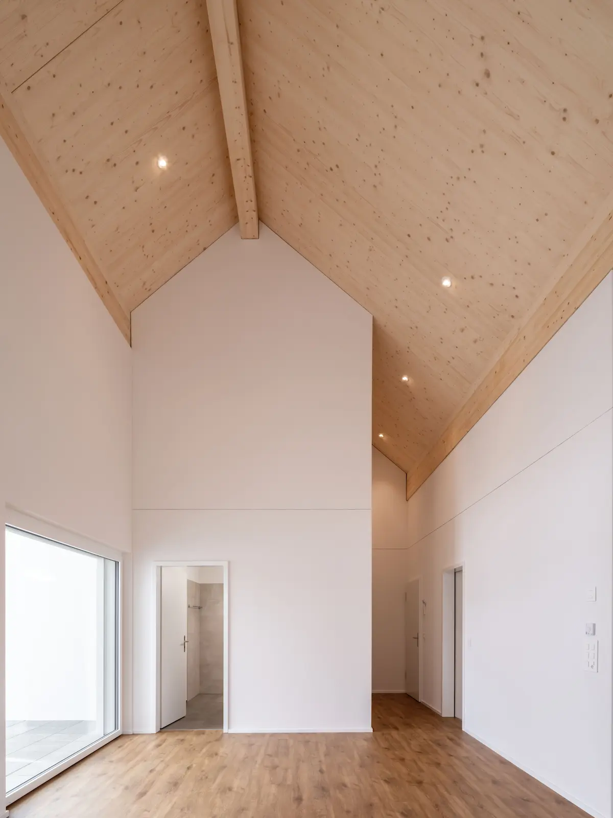 Innenwände und Steildach aus CLT- und Holzelementbau im Mehrfamilienhaus Obstgarten