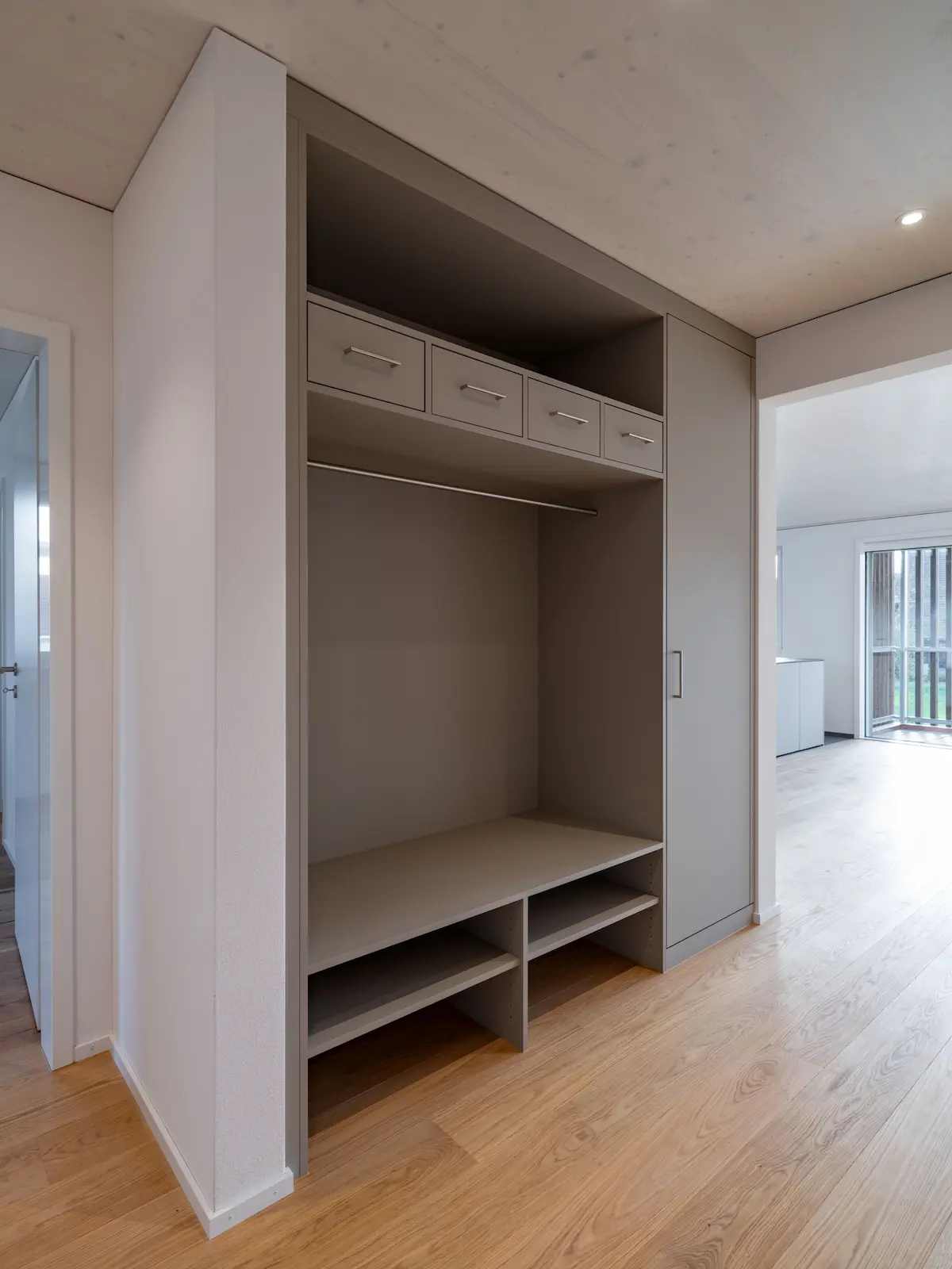 Einbaugarderobe mit Ablagefächern und Schubladen im Mehrfamilienhaus Obstgarten in Würenlingen