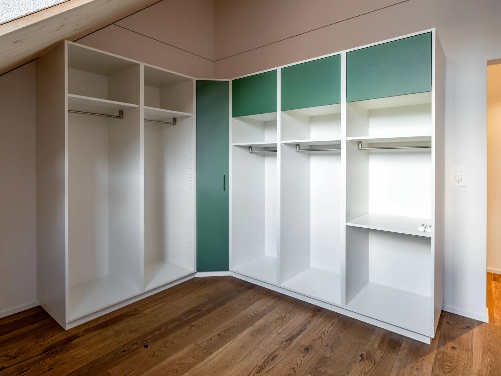 Offener Einbau-Kleiderschrank mit grünen Akzenten, gefertigt und montiert von der Schreinerei Kleindöttingen