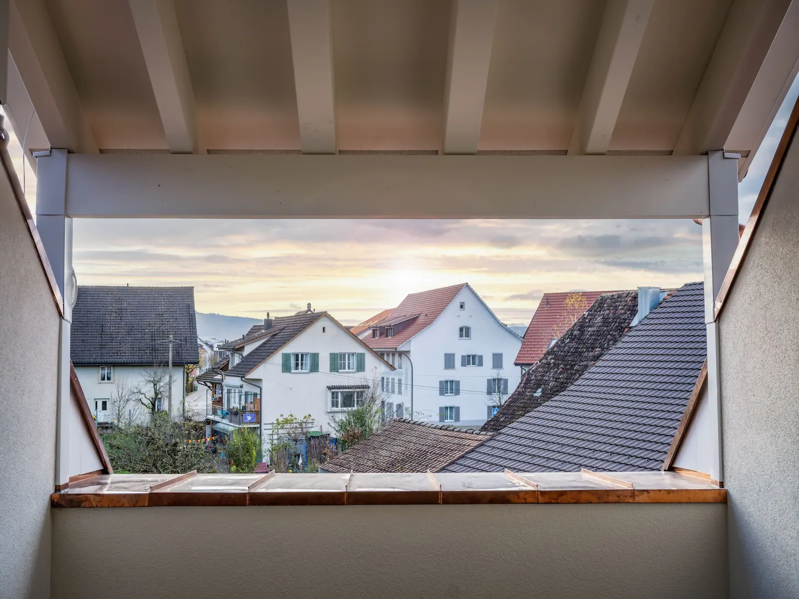 Kupferverkleidung und präzise Falzarbeiten in der Loggia des Mehrfamilienhauses Obstgarten in Würenlingen.