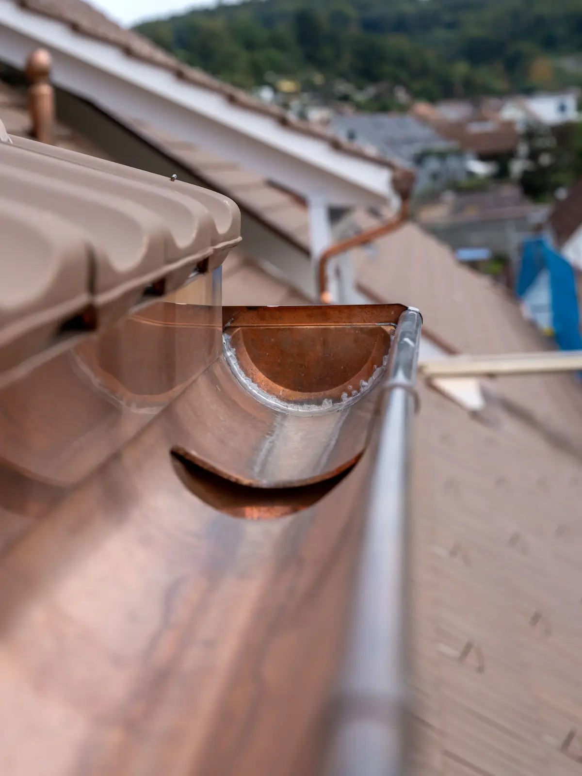 Detail einer montierten Dachrinne aus Kupfer mit präzisem Anschluss, gefertigt durch unsere Spengler.