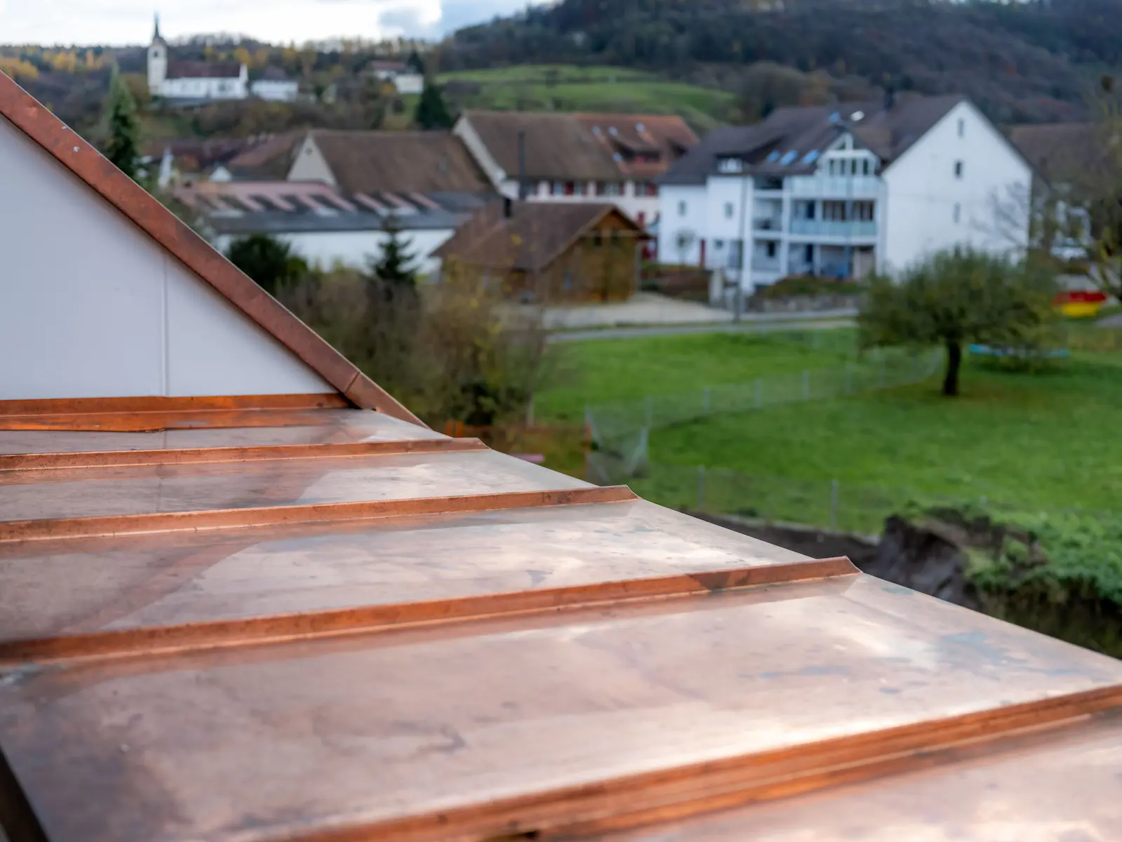 Detailaufnahme von Kupferfalzbahnen auf dem Dach des Mehrfamilienhauses Obstgarten in Würenlingen.