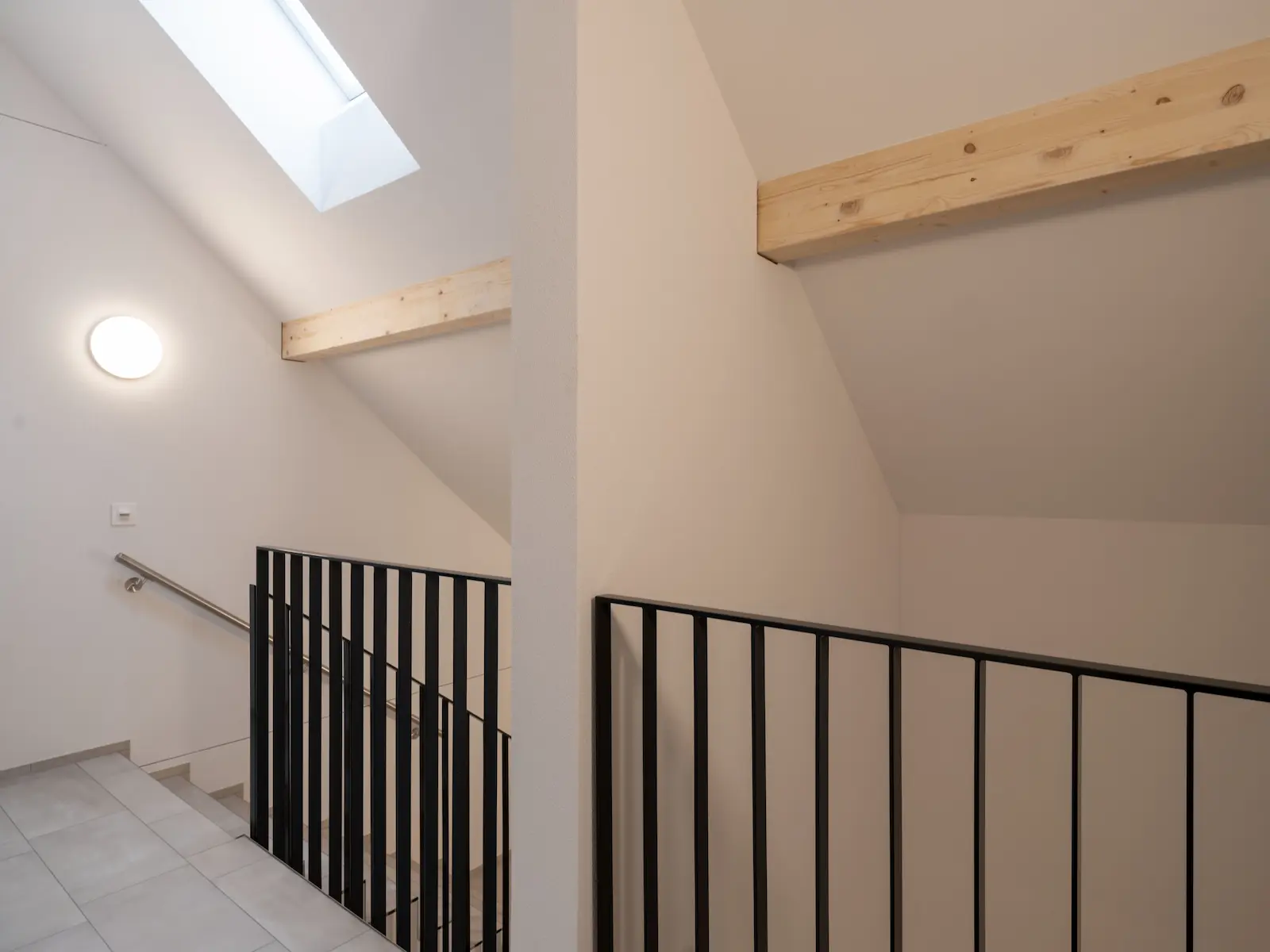 Sichtbare Holzpfetten als Teil des Tragwerks in der Dachwohnung Obstgarten Würenlingen