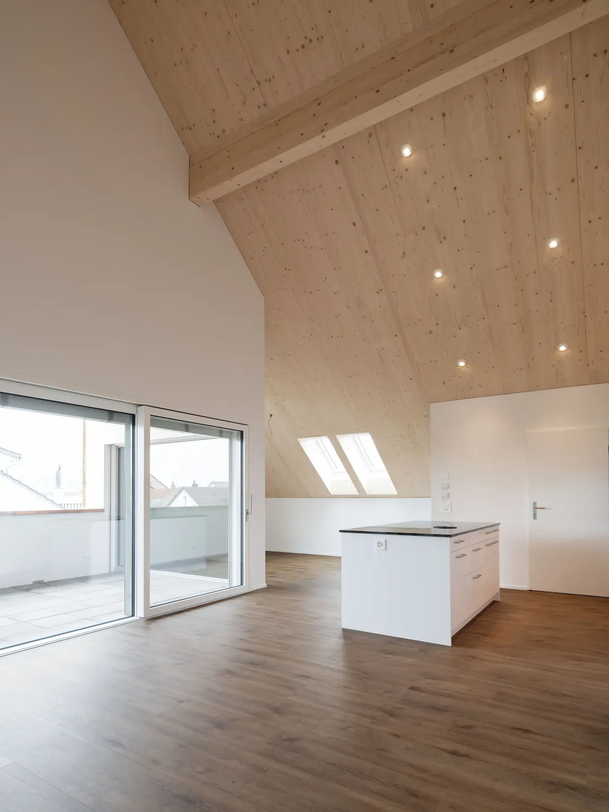 Mittelpfette aus Holz als sichtbares Tragwerk in der Dachwohnung Obstgarten Würenlingen