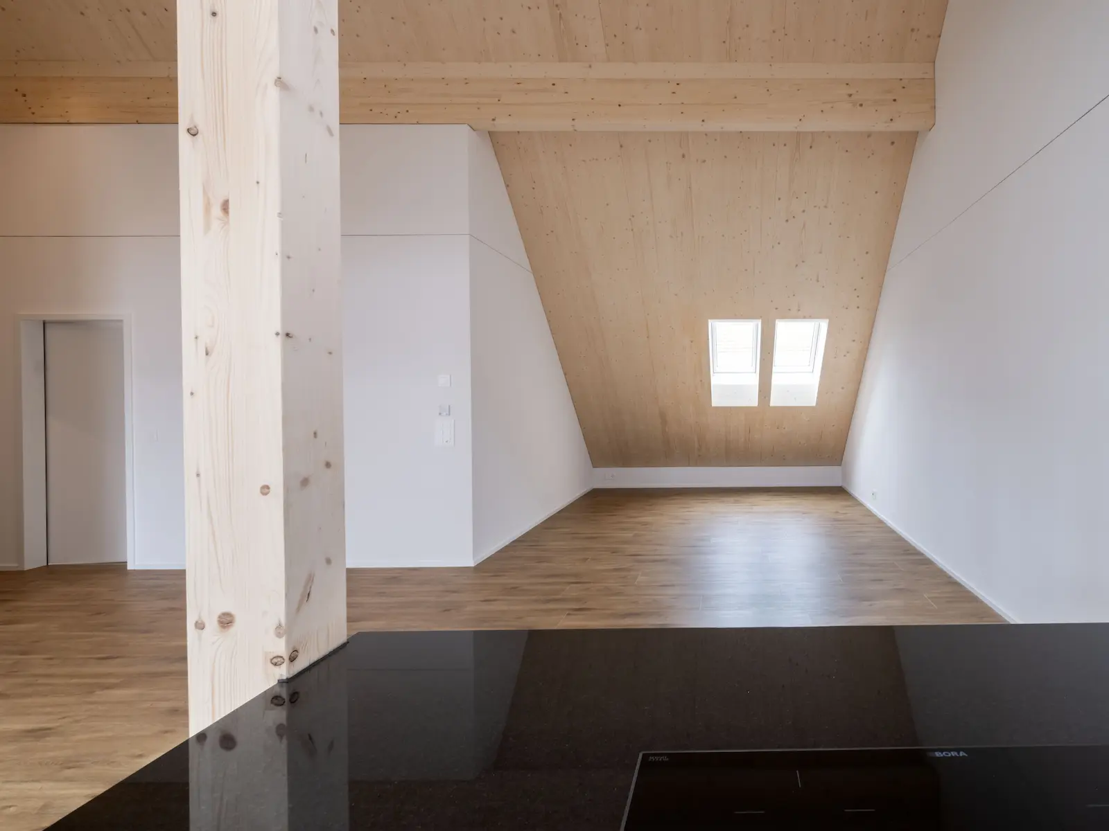 Tragende Holzstütze als sichtbares Gestaltungselement im Wohnraum Obstgarten Würenlingen