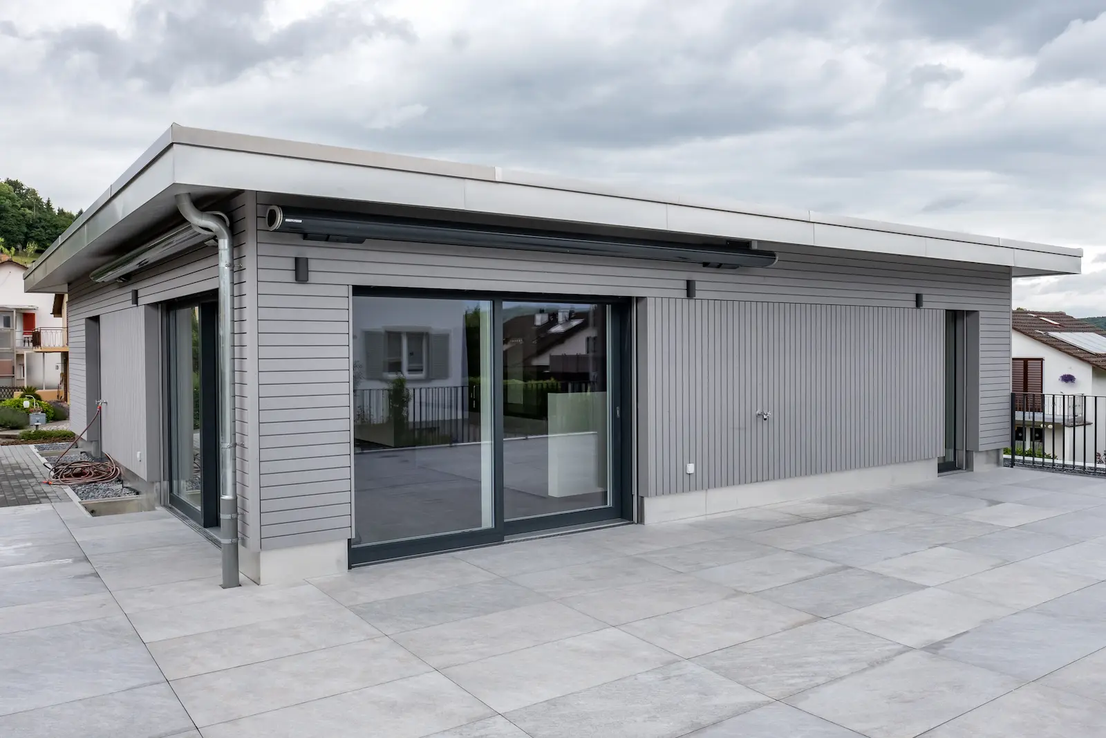 Vorfabrizierte Holzelemente für Aussenwand und Dach eines Einfamilienhauses mit Zeltdach in Zurzach.