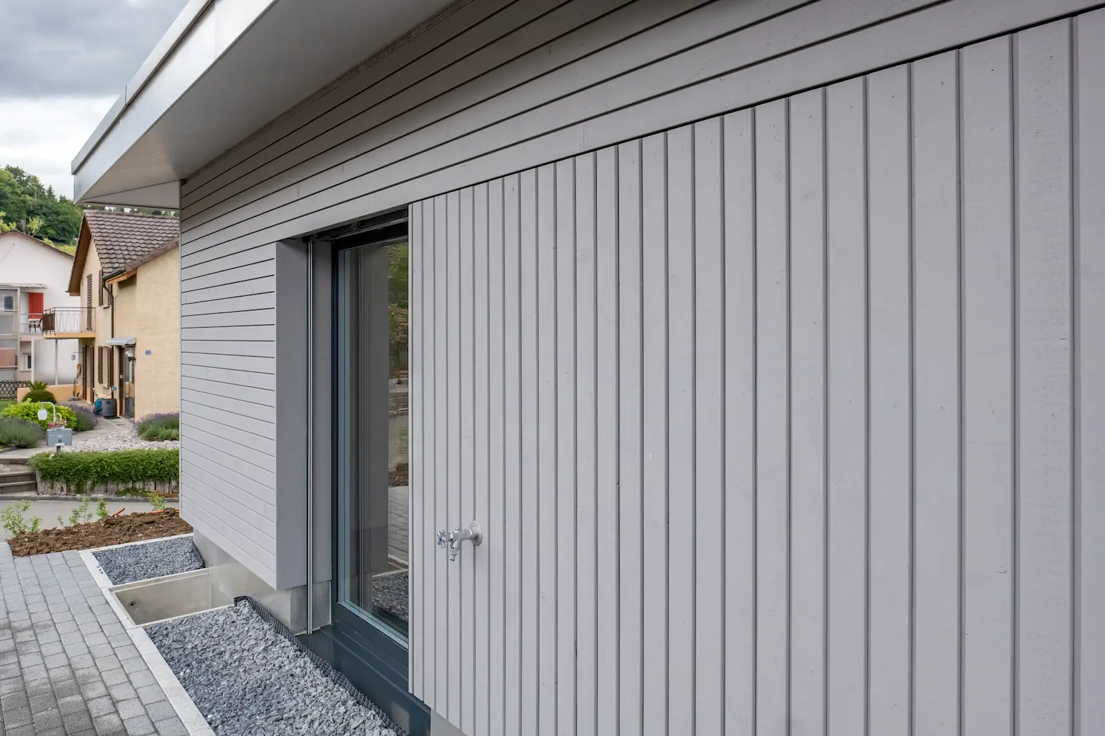 Montierte Holzelemente mit sichtbarer Fassade und Dachaufbau beim Einfamilienhaus in Holzelementbauweise.