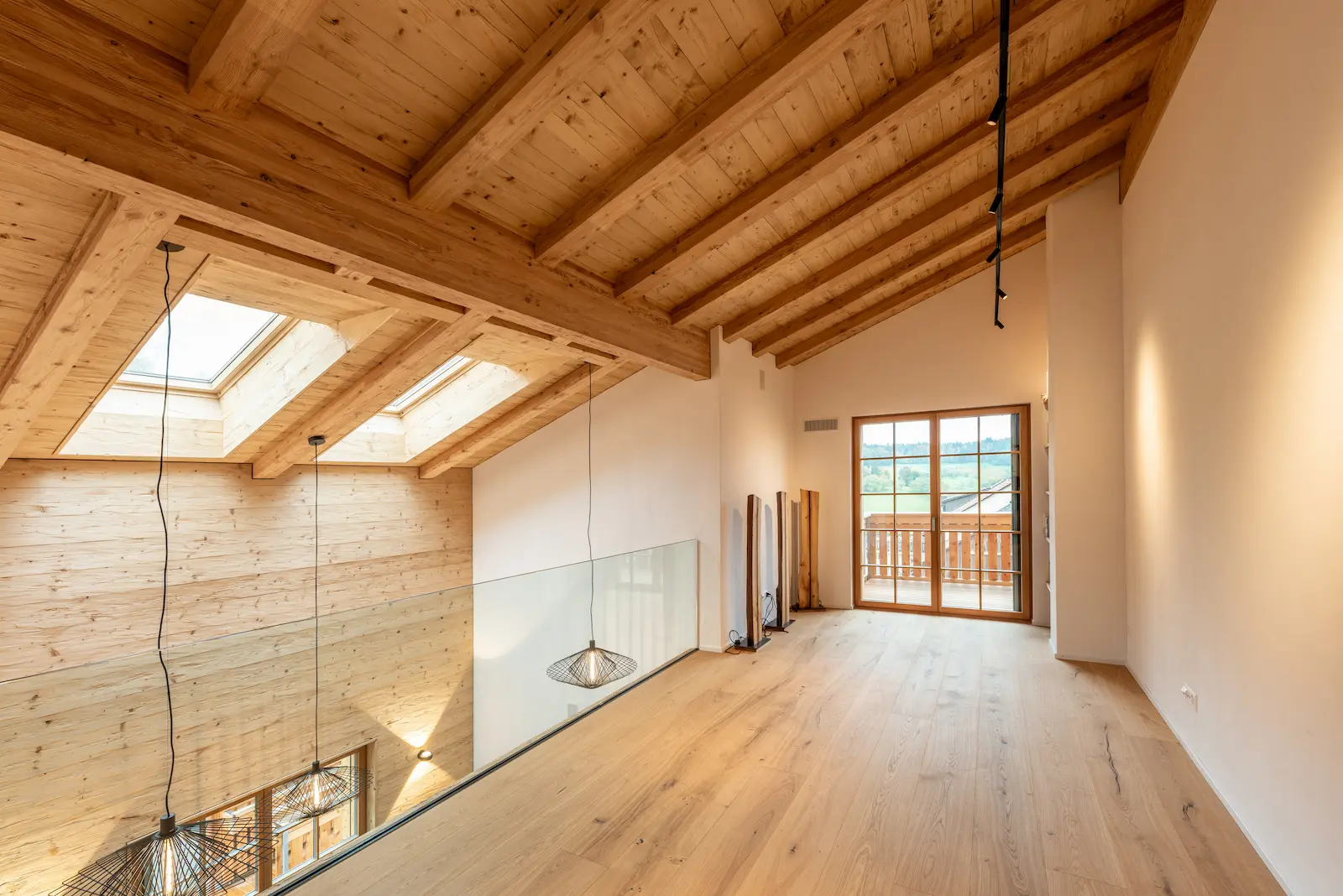 Dachraum mit zwei VELUX INTEGRA Dachfenstern und Innenverkleidung aus geschlagener Lärche im Einfamilienhaus Hettenschwil.