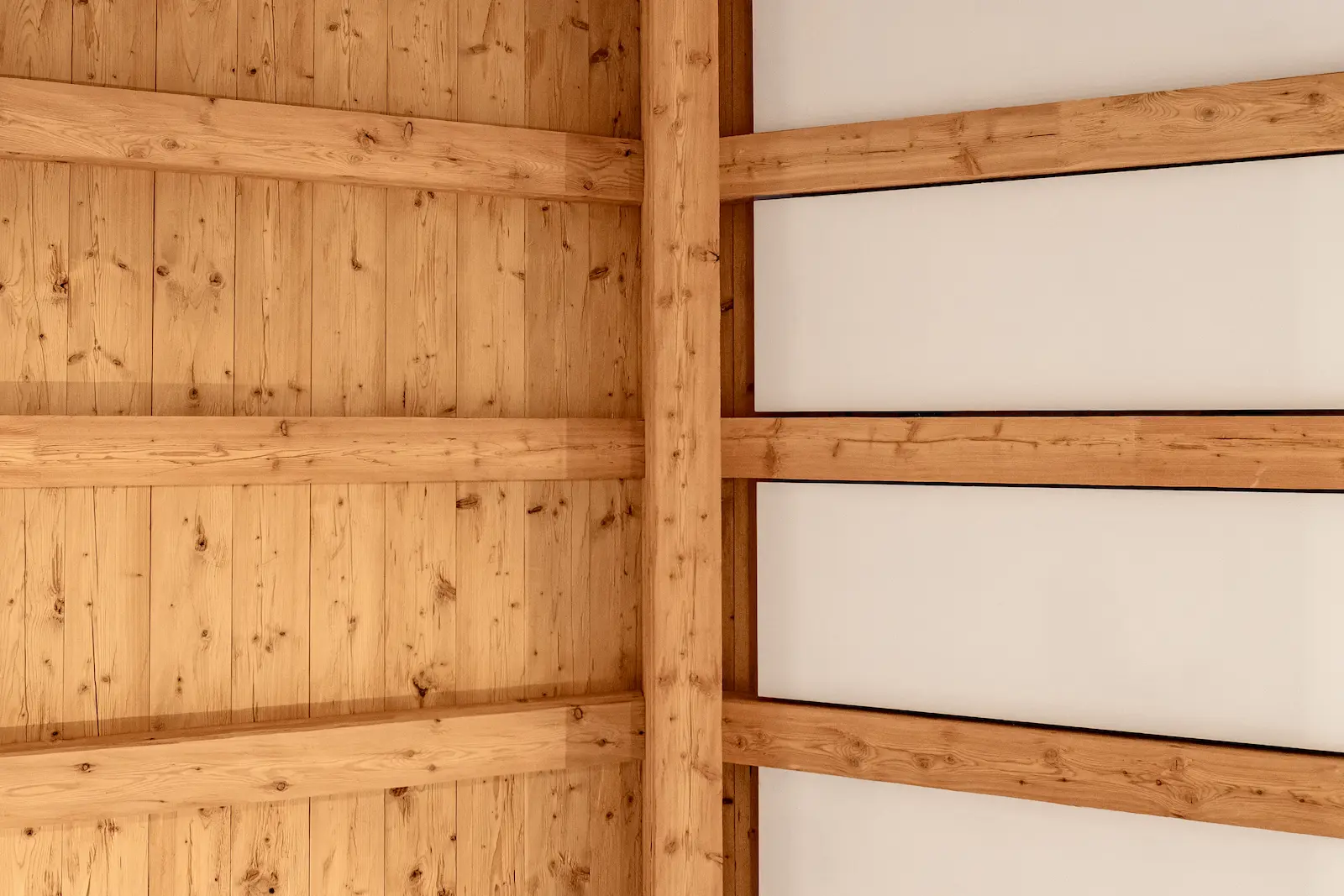 Anschlussbereich zwischen Lärchenverkleidung und verputzter Innenwand.