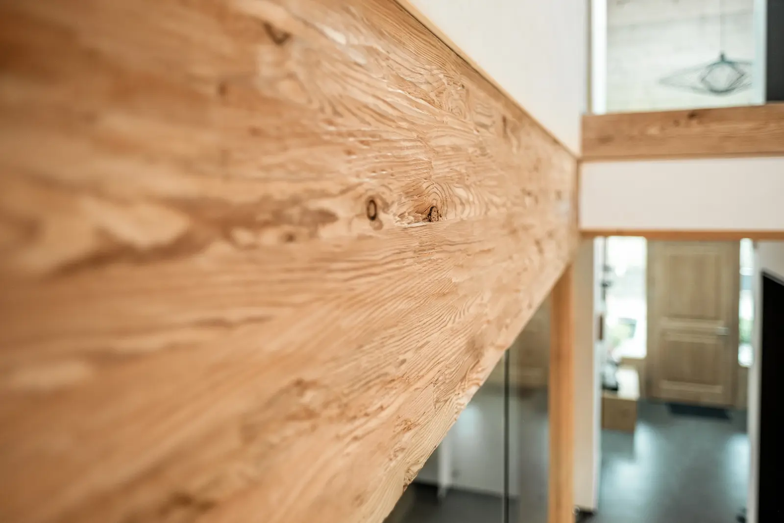 Detailaufnahme einer geschlagenen Lärchenstütze mit sichtbarer Holzmaserung im Innenraum.