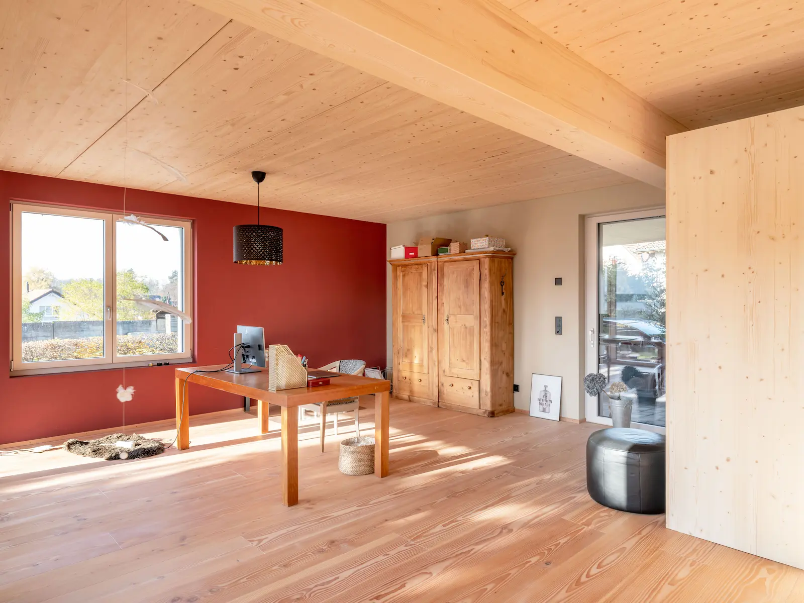 Detailansicht der Geschossdecke mit tragenden Brettschichtholz-Balken, sichtbar im Innenausbau des Mehrfamilienhauses.