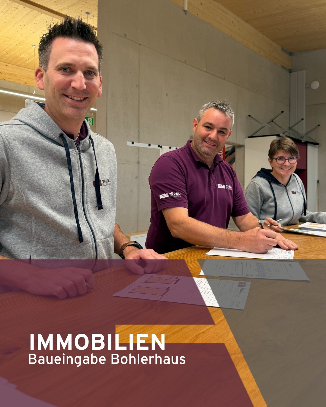 𝗕𝗮𝘂𝗲𝗶𝗻𝗴𝗮𝗯𝗲 𝗕𝗼𝗵𝗹𝗲𝗿𝗵𝗮𝘂𝘀 𝗲𝗶𝗻𝗴𝗲𝗿𝗲𝗶𝗰𝗵𝘁

Ein Stück Klingnauer Geschichte erwacht zu neuem Leben 

Das Bohlerhaus, erbaut um 1492, ist das letzte erhaltene Bürgerhaus in Klingnau aus jener Zeit. Durch seine Lage ausserhalb der Stadtmauern überstand es die grossen Brände der Vergangenheit 🔥 
Heute ist es stark sanierungsbedürftig, aber wir sind bereit für ein neues Kapitel.

🏗️ 𝗩𝗼̈𝗴𝗲𝗹𝗶 𝗜𝗺𝗺𝗼𝗯𝗶𝗹𝗶𝗲𝗻 plant die Kernsanierung und Umnutzung zu vier einzigartigen Mietwohnungen mitten in der Altstadt:

▪️ 2x 4.5-Zimmer-Wohnungen
▪️ 1x 3.5-Zimmer-Wohnung
▪️ 1 grosszügige Loftwohnung unter dem originalen Eichendachstuhl 🪵

Das neue Wohnkonzept verbindet historische Substanz mit modernem Komfort:
📍 zentrale Lage
🌿 grosszügige Terrassen
🏡 Wohnen mit Charakter und Geschichte

Wir freuen uns auf die nächsten Schritte! Dieses besondere Projekt wird uns in den kommenden Monaten begleiten.

#VögeliGruppe #TeamEV #Bohlerhaus #AltstadtKlingnau #historischesbewahren 
#historischerdachstuhl