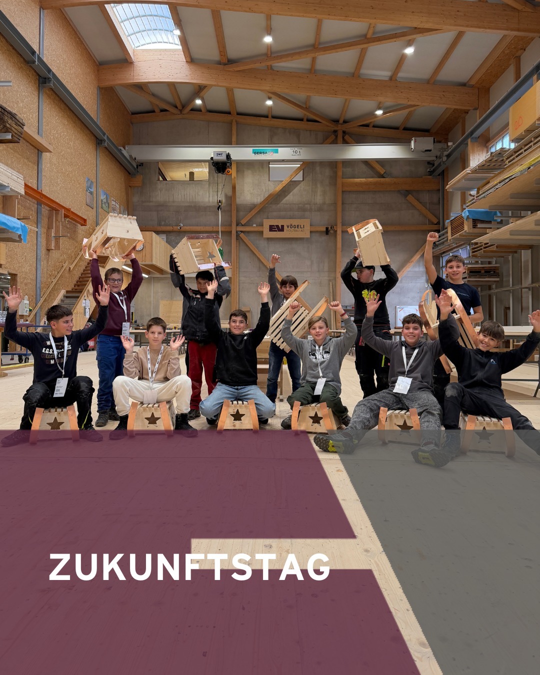 #Zukunftstag2025
Am diesjährigen Zukunftstag durften wir 11 motivierte #Nachwuchstalente bei uns in der #VögeliGruppe begrüssen.
Gemeinsam tauchten wir in die faszinierende Welt unserer Lehrberufe ein. Dabei wurde nicht nur zugeschaut, sondern ordentlich mitangepackt! 💪
Nach etwas Theorie über uns und einem Betriebsrundgang ging es an das gemeinsame Schlittenbauen. Die Nachwuchstalente konnten ihr handwerkliches Geschick beweisen 🔨 – es wurde: 📏 gezeichnet, 🛠️ gebohrt, 🔩 geschraubt, 🔨 gehämmert, 🪵 geschliffen und sogar Kupfer gebogen! 🔧
Jede Aufgabe war eine kleine Kostprobe aus unseren spannenden Lehrberufen: Zeichner:in Fachrichtung Architektur
Schreiner:in
Zimmermann/Zimmerin
Spengler:in
Wir sind begeistert von so viel Neugier, Kreativität und Teamgeist! 🤩 Wer weiss, vielleicht sehen wir einige der jungen Talente schon bald wieder als Lernende bei der Vögeli Gruppe!
#Zukunftstag2025 #VögeliGruppe #LehrberufeEntdecken #NextGeneration #HandwerkMitHerz