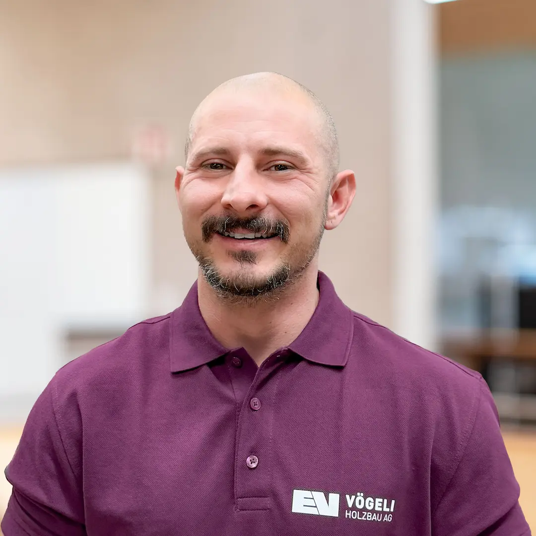 Remo Meier ist Zimmermann   bei der Vögeli Holzbau AG