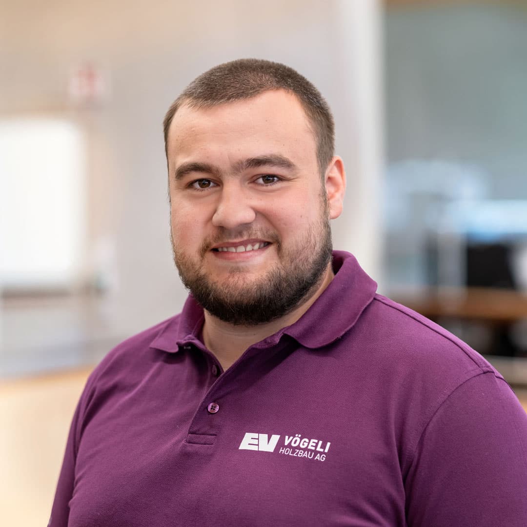 Raphael Schreiber ist Zimmermann   bei der Vögeli Holzbau AG