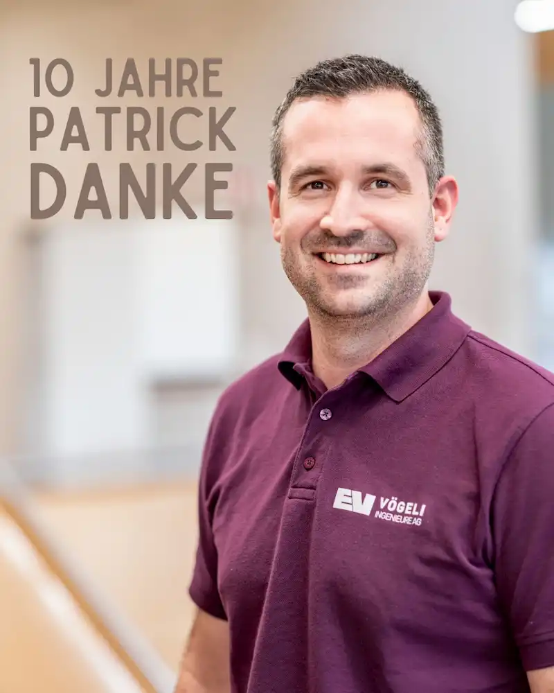 🌟🎉 𝗟𝗶𝗲𝗯𝗲𝗿 𝗣𝗮𝘁𝗿𝗶𝗰𝗸 – 𝟭𝟬 𝗝𝗮𝗵𝗿𝗲 𝗩𝗼̈𝗴𝗲𝗹𝗶! 🎊🏆

Jetzt sind es tatsächlich schon 10 Jahre, in denen du für die Vögeli-Gruppe unterwegs bist, wow, wie die Zeit vergeht! 🙌✨

Zu Beginn warst du im Holzbau als Projektleiter mit Fokus auf den Holzelementbau tätig. Deine Fähigkeiten und dein enormes Fachwissen in der Planung und Detailausarbeitung von Holzhäusern sind beeindruckend. 🏗️📐 
Schon bald hat dich die technische Ausarbeitung von Anschlussdetails besonders gepackt.

Mit dem internen Wechsel zu unseren Ingenieuren kannst du deine Leidenschaft heute noch gezielter ausleben. Durch deine erfolgreichen Weiterbildungen in der Bauphysik und der Energieberatung ergänzt du unsere ganzheitliche Betreuung perfekt. Du bist sozusagen das fehlende Puzzlestück! 🧩

Danke, Patrick, für deinen täglichen Einsatz, dein Engagement und deine grosse Fachkompetenz für die gesamte Vögeli-Familie! 

#vögelifamilie #vögeligruppe #holzbau #teamev #jubiläum #architektur