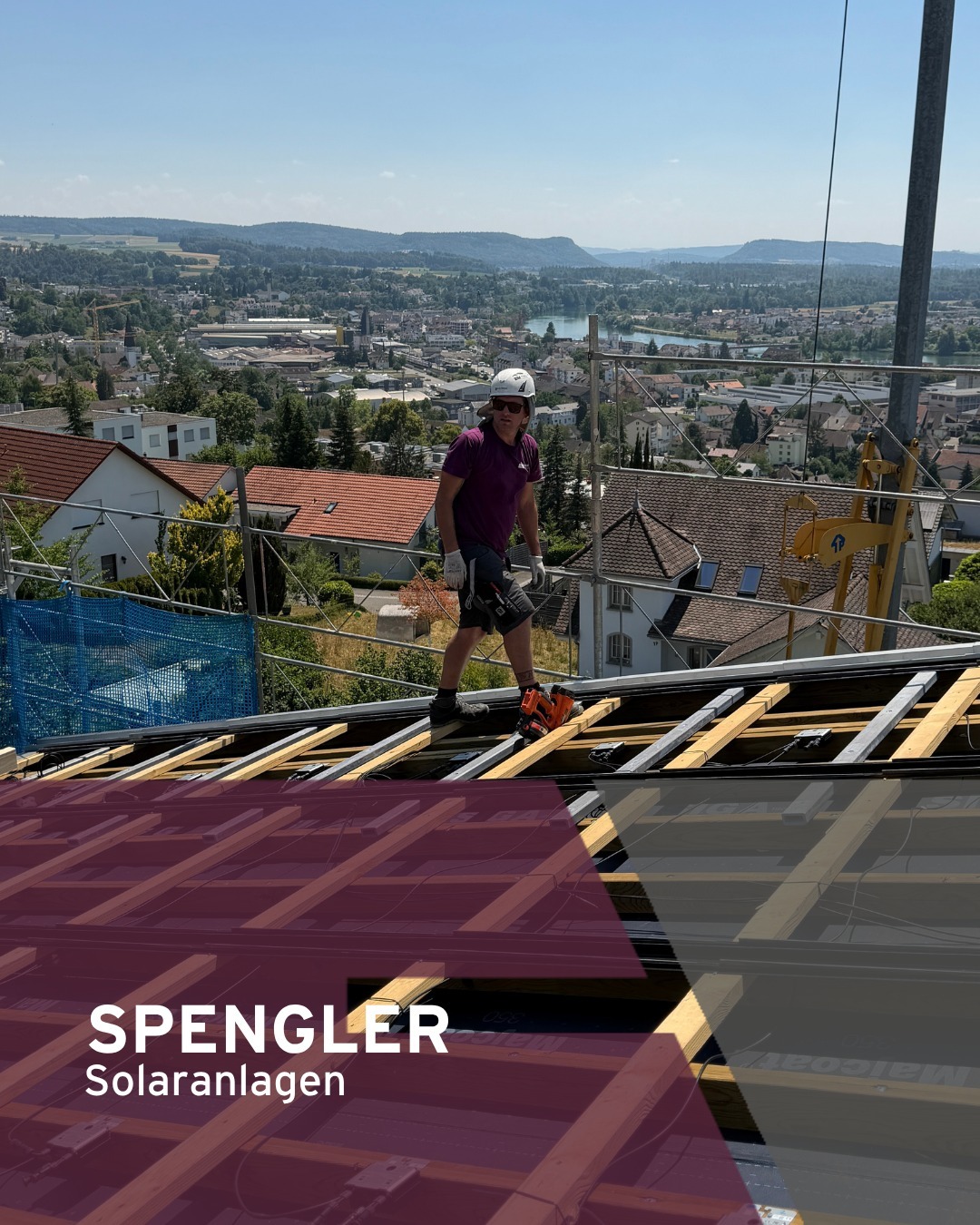 𝗦𝗼𝗹𝗮𝗿𝗮𝗻𝗹𝗮𝗴𝗲 𝗶𝗻 𝗞𝗹𝗶𝗻𝗴𝗻𝗮𝘂
Unser #Spengler-Team ist aktuell an einer #IndachSolaranlage in #Klingnau beschäftigt. 🏠
Gemeinsam mit den #Zimmermännern wurde die Unterkonstruktion angepasst und das Vordach erweitert. Damit die Solaranlage einen sauberen und perfekten Abschluss an Traufe, First und Ortgang erhält. 🔨⚡
𝗗𝗮𝘀 𝗘𝗿𝗴𝗲𝗯𝗻𝗶𝘀?
Eine Anlage, die nicht nur Energie liefert, sondern auch optisch voll überzeugt! 😍
#vögeligruppe #teamev