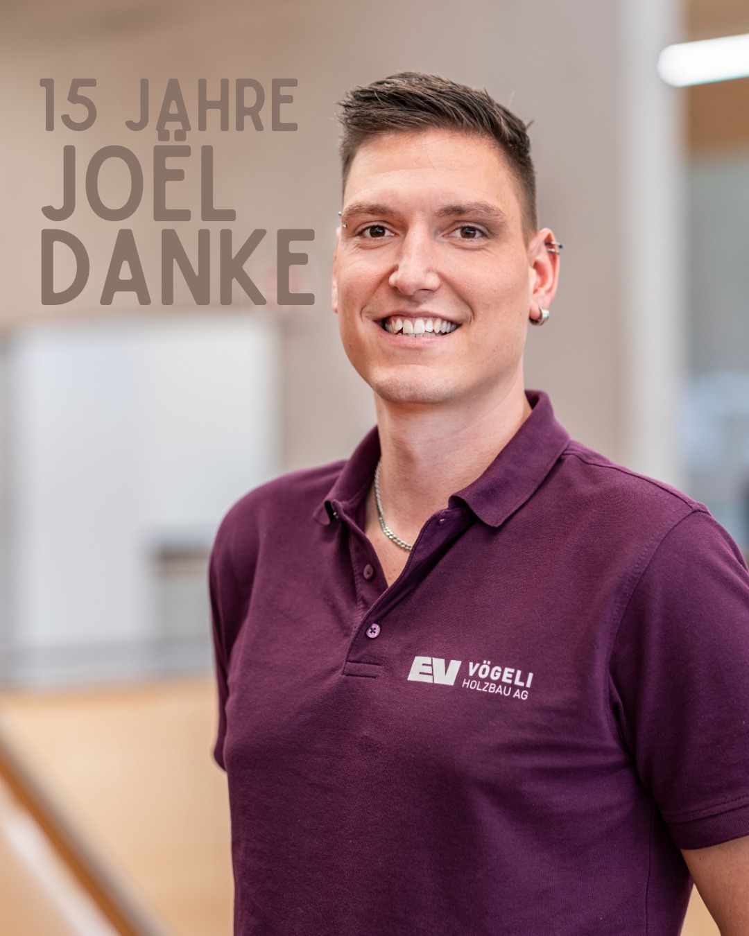 🌟🎉 𝗟𝗶𝗲𝗯𝗲𝗿 𝗝𝗼ë𝗹 – 𝟭𝟱 𝗝𝗮𝗵𝗿𝗲 𝗩ö𝗴𝗲𝗹𝗶! 🎊🏆
Wow jetzt bist du schon seit 15 Jahren im Dress der Vögeli-Familie unterwegs! 🙌✨
Als #Lehrling hast du deine Reise bei uns begonnen. Schon bald hast du dich für die #Weiterbildung zum #Vorarbeiter und den Besuch der #Polierschule entschieden.
In dieser Zeit hast du dich zu einem echten Allrounder entwickelt. 💪🏗️
Mit dem Wechsel von der Baustelle ins Büro als Projektleiter wurde schnell klar: Joël kann nicht nur Baustelle, er hat auch die Zahlen im Griff! 📊😉
So hast du dich als wertvolle Stütze in unserem Kalkulationsteam etabliert.
Mit den jüngsten Veränderungen und deiner neuen Rolle als stellvertretender Geschäftsführer beginnt nun das nächste Kapitel. Wir freuen uns riesig, diesen Weg gemeinsam mit dir weiterzugehen! 🚀
Danke, Joël, für deinen Einsatz, dein Engagement und deine Leidenschaft für die Vögeli-Familie!
#vögelifamilie #vögeligruppe #holzbau #teamev #jubiläum