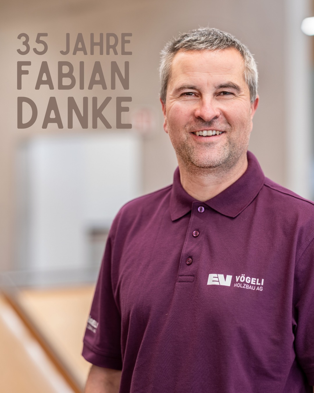 🌟🎉 𝗟𝗶𝗲𝗯𝗲𝗿 𝗙𝗮𝗯𝗶𝗮𝗻 – 𝟯𝟱 𝗝𝗮𝗵𝗿𝗲 𝗩ö𝗴𝗲𝗹𝗶! 🎊🏆
Unglaublich, wie die Zeit rennt! Seit #35Jahren gehörst du zur Vögeli-Familie! 🙌 Als Lehrling gestartet und heute bist du eine unverzichtbare Stütze für sämtliche Holzarbeiten.
Mit deiner Leidenschaft für den #historischenHolzbau, besonders im Dachbereich, hast du dich zu einem geschätzten #Experten entwickelt. Deine Erfahrung und dein Können sind für uns von unschätzbarem Wert! 🏗️✨
Und nicht nur auf der Baustelle engagierst du dich! Auch viele tolle Events für die Vögeli-Familie hast du tatkräftig mitorganisiert. 👏🎉
Lieber Fabian, DANKE für deinen grossartigen Einsatz!
Wir freuen uns riesig auf viele weitere gemeinsame Jahre mit dir!
#vögelifamilie #vögeligruppe #holzbau #teamev #jubiläum