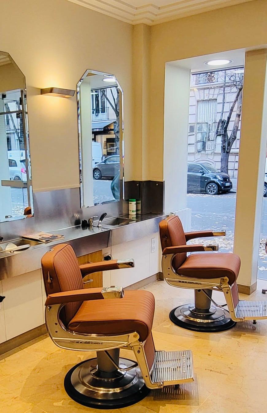 Coupe homme aux ciseaux dans un salon de coiffure à Paris 16