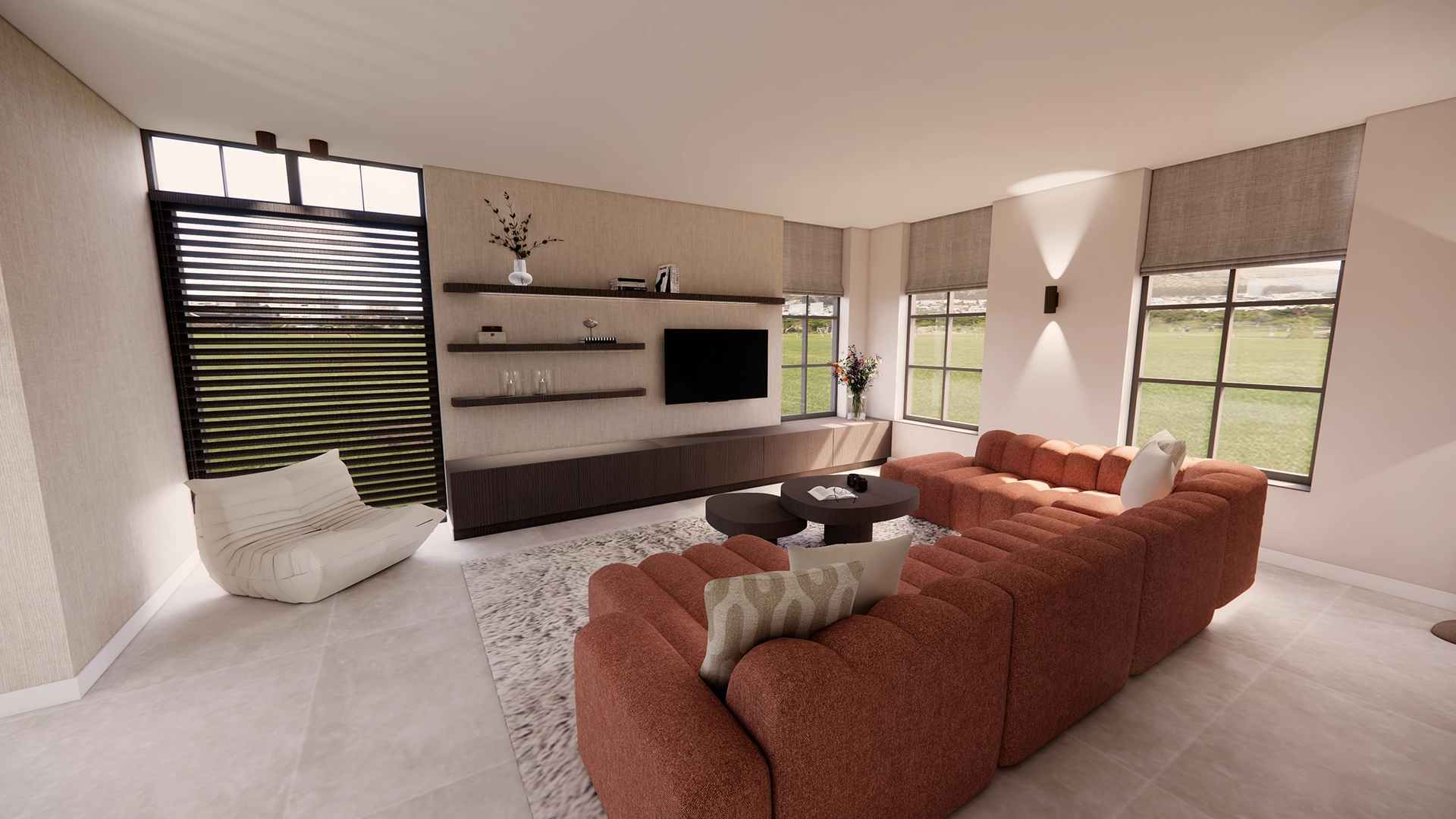 Moderne woonkamer met terracotta modulaire bank, ronde salontafels, wandmeubel met tv en grote ramen met grijze vouwgordijnen met uitzicht op groen veld.