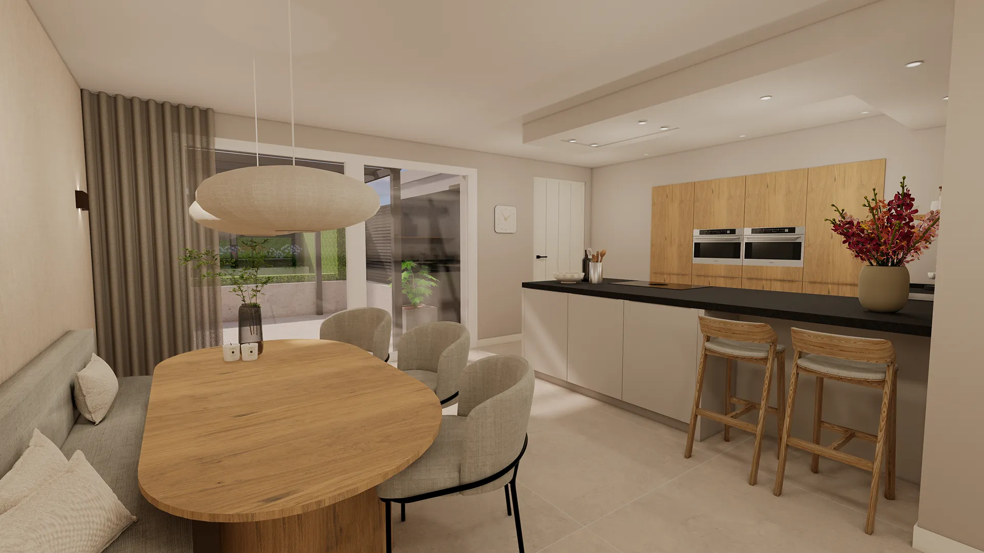 Moderne open keuken met houten accenten, zwart werkblad, ronde eettafel met beige stoelen en grote hanglamp in natuurlijke tinten.