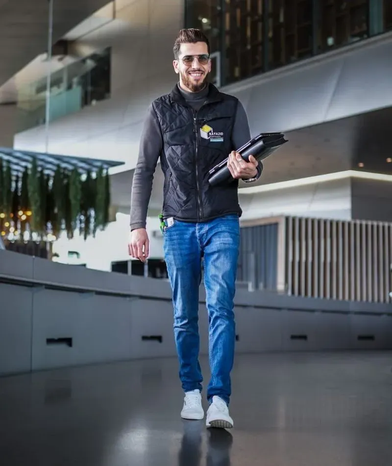Rami Bayazid, Geschäftsführer von Bayazid Innenausbau, lächelnd und bereit für Projekte. Spezialisiert auf Trockenbau und Innenausbau mit einem Fokus auf Qualität und Präzision.
