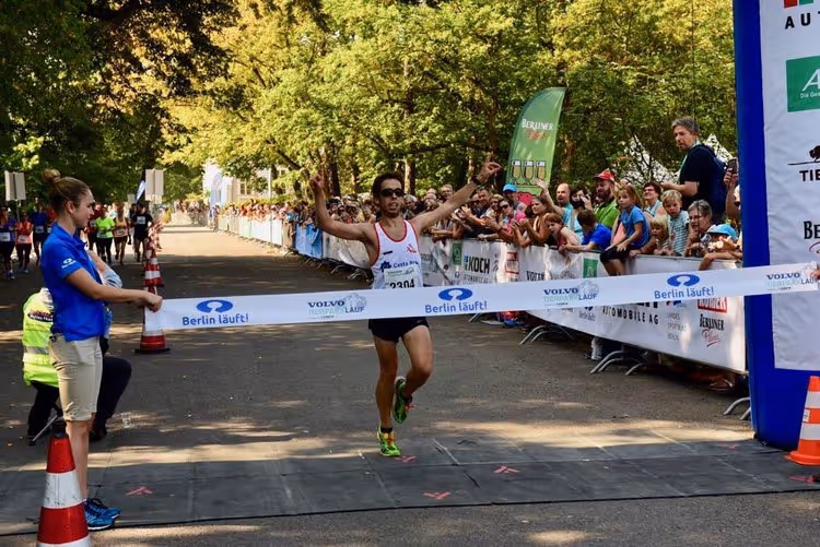 Ignasi crosses the finish line!