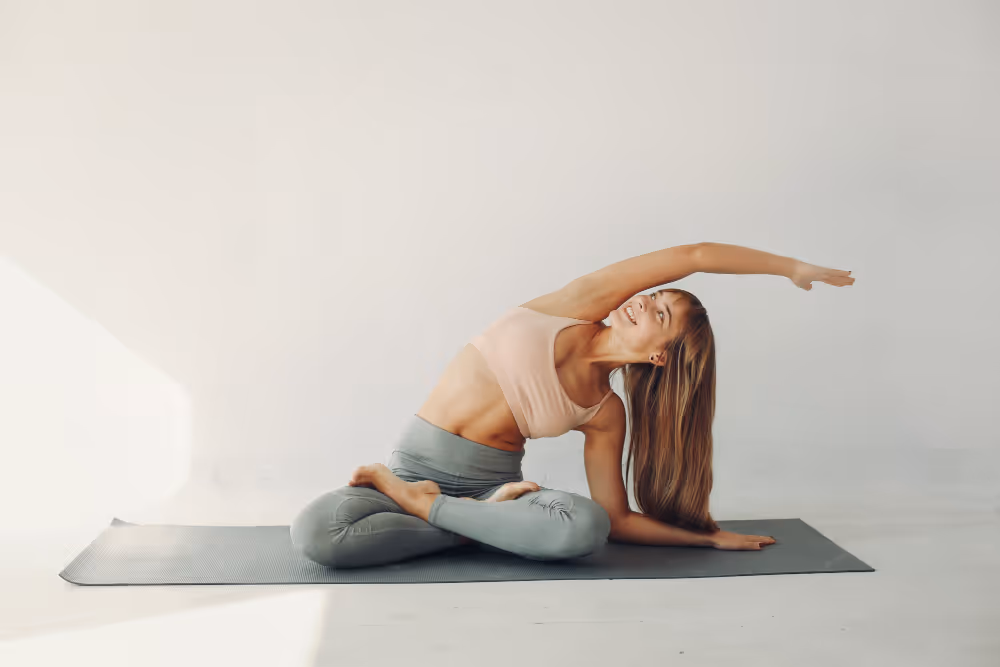 Eine Frau macht eine Yoga Übung