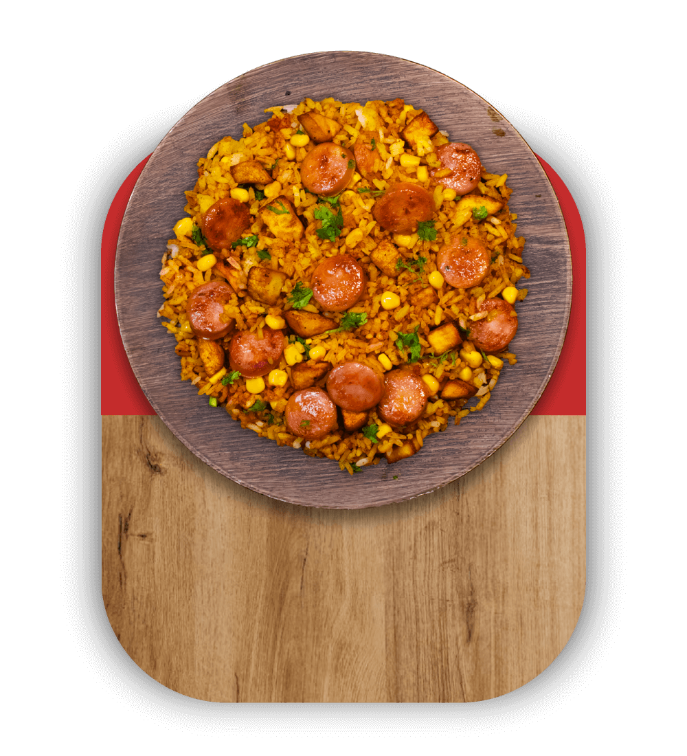 Plato de arroz con trozos de chorizo jugosos, maíz, perejil y plátano maduro