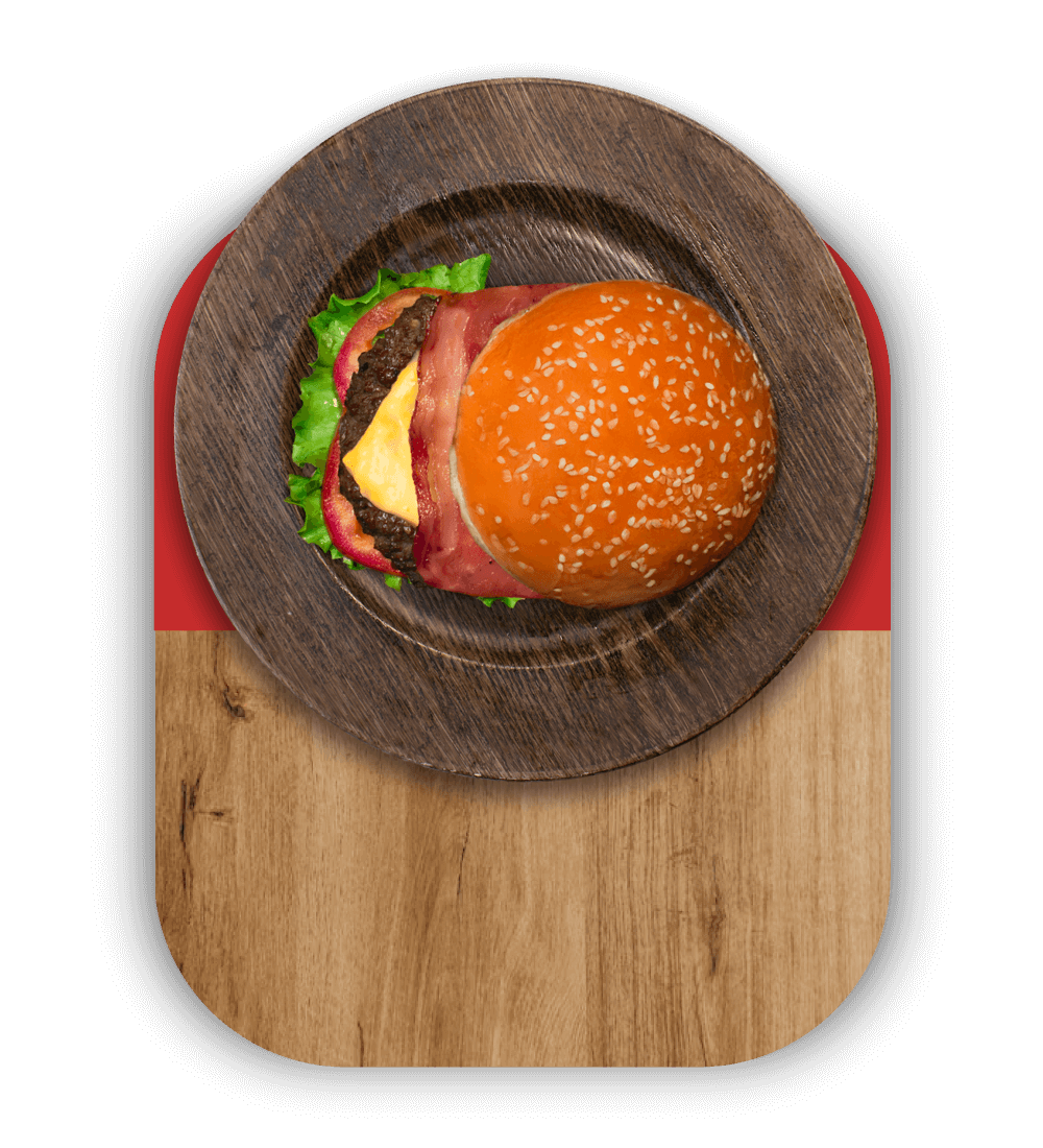 Hamburguesa hecha con una jugosa tocineta cuadrada de cerdo, vegetales, queso y carne