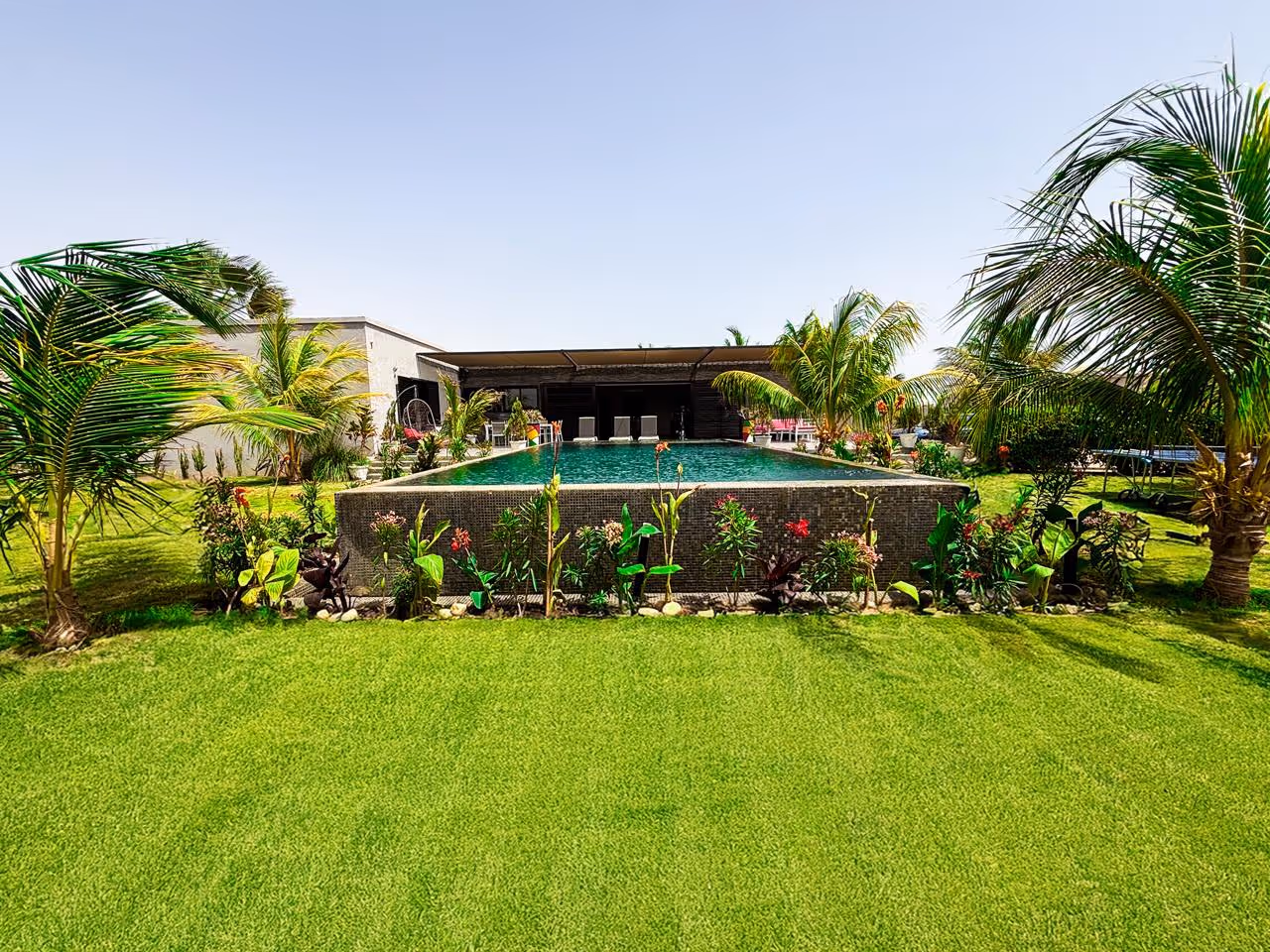 grand jardin et piscine exterieure de la villa 