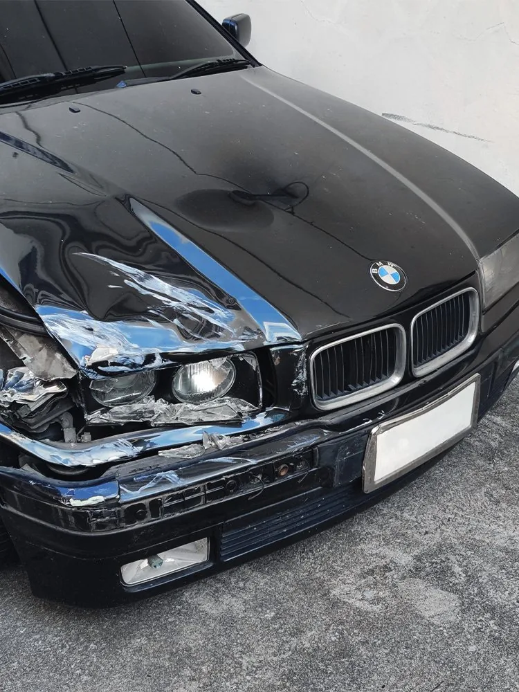 BMW mit Frontschaden nach einem Unfall
