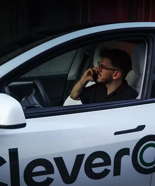 Kfz-Sachverständiger im Telefonat mit einem Geschädigten aus Bamberg