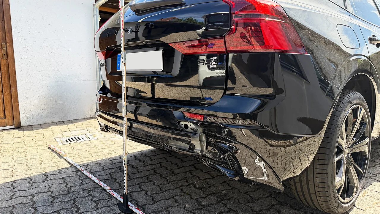 Volvo XC60 mit Unfallschaden am Heck, Schadenaufnahme mit Messlatte durch CleverCrash