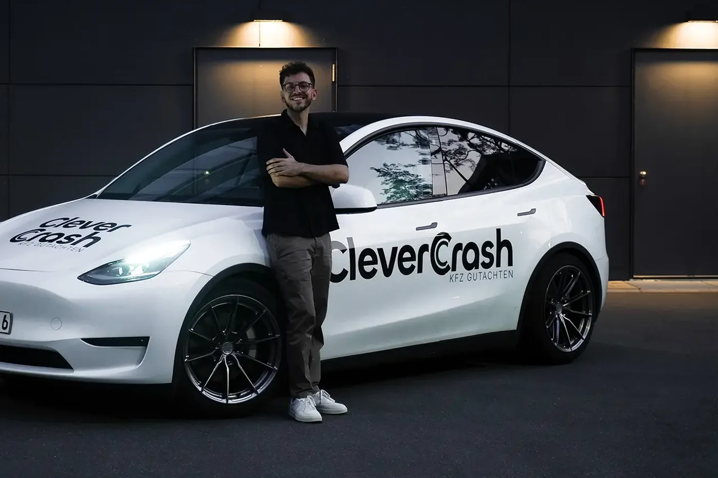 Maximilian Fromm vor dem Einsatzfahrzeug von CleverCrash