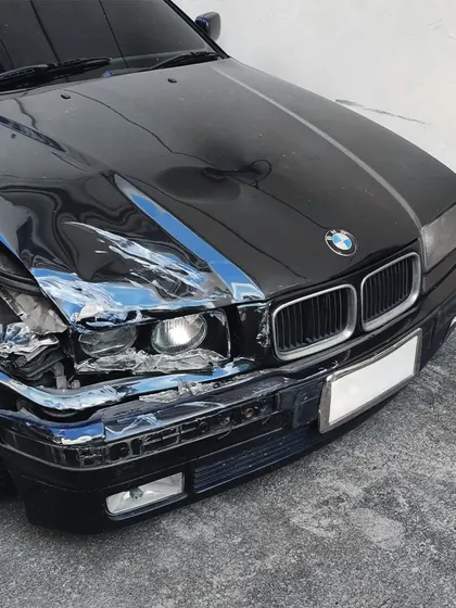 BMW mit Frontschaden nach einem Unfall
