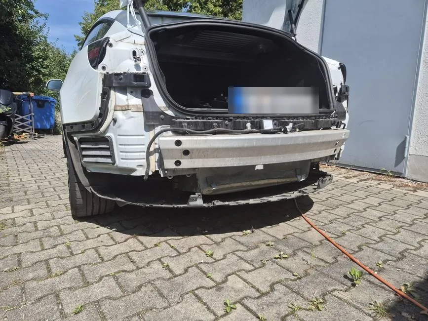 Vergleichsbild: Tesla Model 3 mit abgenommenem Heckstoßfänger, Querträger freigelegt