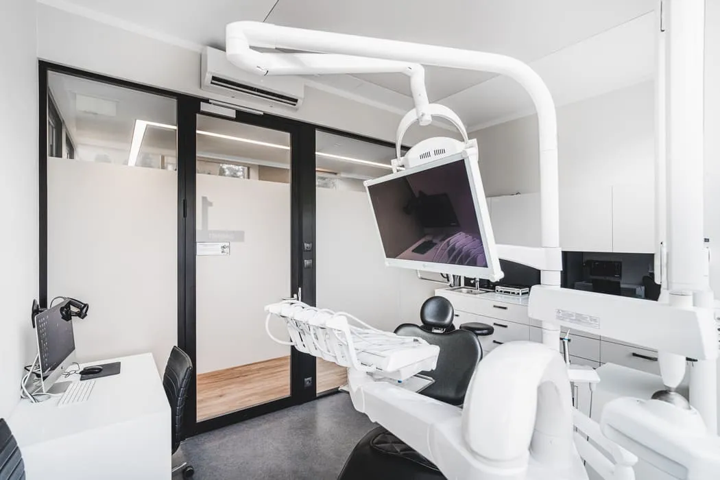 gabinet-stomatologiczny-krakow-dentysta-pradnik-bialy