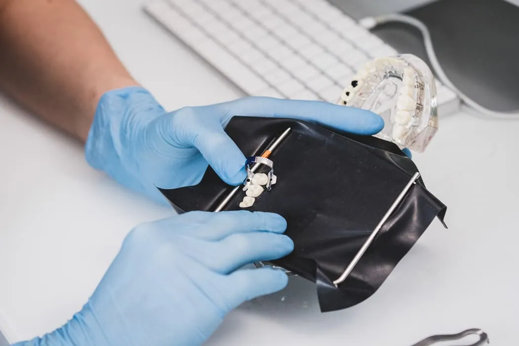 koferdam-zastosowanie-najlepsza-klinika-stomatologiczna-w-warszawie-stmatologia-wichlinscy