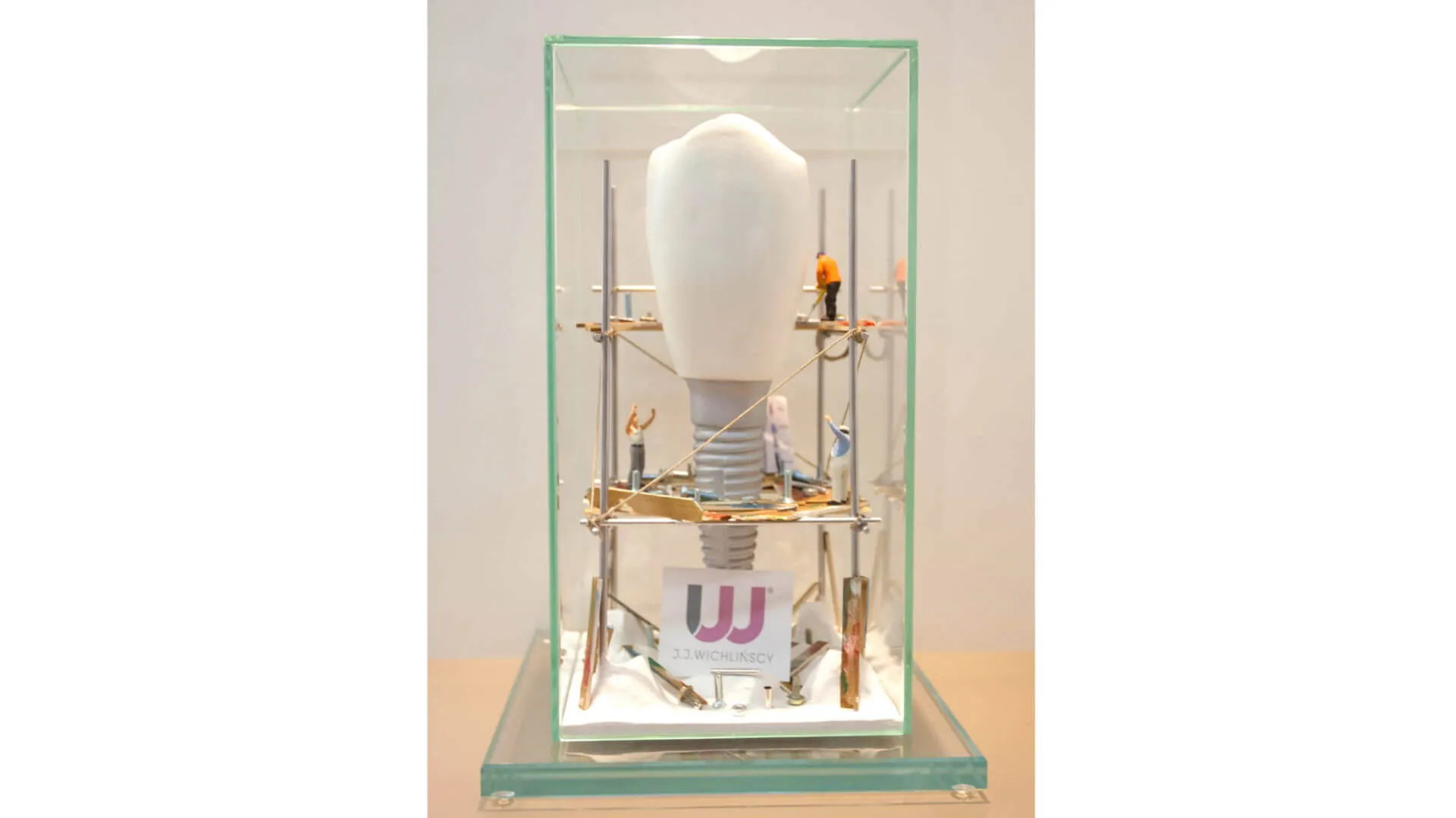 artystyczny-model-implantu-zebowego-w-gabinecie-wichlinscy-gorlice