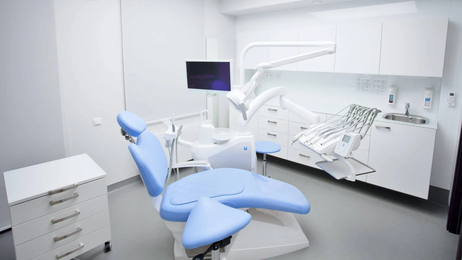 gabinet-stomatologiczny-z-niebieskim-fotelem-wichlinscy-gorlice