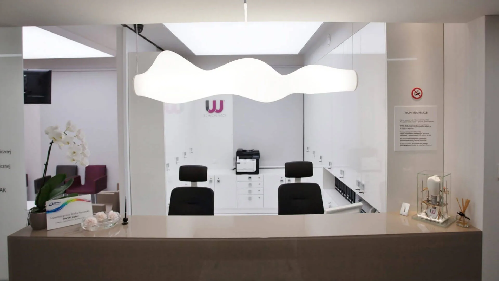recepcja-gabinetu-stomatologicznego-wichlinscy-gorlice-z-logo-i-nowoczesnym-oswietleniem